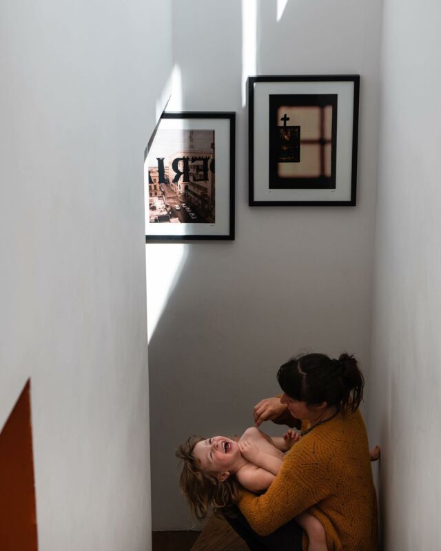 C'est reparti pour le #100daysoflumière ! Merci @carocuinetwellings de nous réunir autour de la lumière, c'est si précieux 🤍
J'ai hâte de cheminer aux côtés de tous les autres photographes participant.e.s
Cette année j'aimerais continuer à documenter ma vie de famille en m'intégrant plus dans les images (tiens tiens!) et aussi sortir plus le boitier de la maison pour capter les moments à l'extérieur (j'aime tellement le côté intime et cosy de l'intérieur)! 
.
1/100 
#100daysoflumière2023_AWphotographie
.
.
.
#100daysoflumière2023 #lavieestbelleenfamille #autoportraitdemaman #cameramama #photographemeudon #documentyourdays #narrateursdevie #documenterlavie #mamaontheframe #reportageduquotidien #100daysoflumiere2023