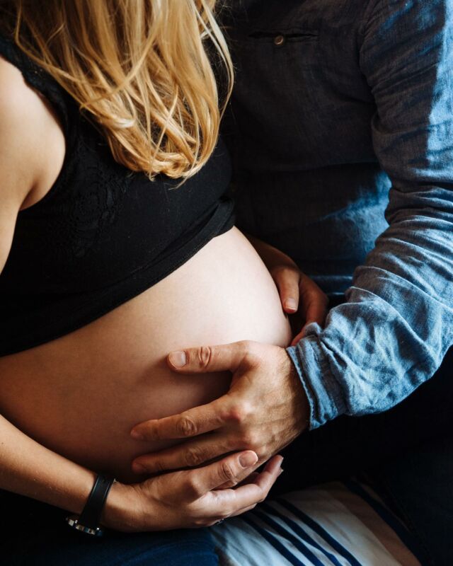 Beauté des mains qui câlinent déjà au travers de la peau tendue les petites fesses du bébé tant attendu!
.
Infos et réservation en bio
.
.
.
#photographemeudon #bidonsronds #lavieestbelleenfamille
#histoiredefamille
#seancephotoalamaison
#photographefamillelifestyle
#reportageduquotidien
#narrateursdevie
#momentchocolatchaud
#documenterlaviedefamille 
#fapartage #seance photo grossesse